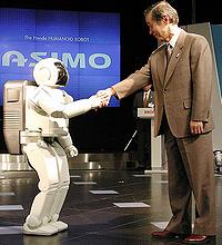 (画像)握手する人間とロボット