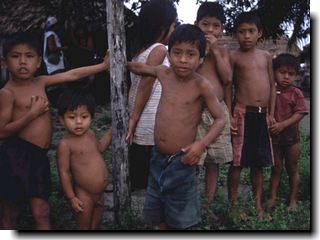 先住民の子どもたちの写真