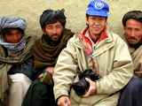 国連のマークが入った青い帽子をかぶっている久保田さんの写真